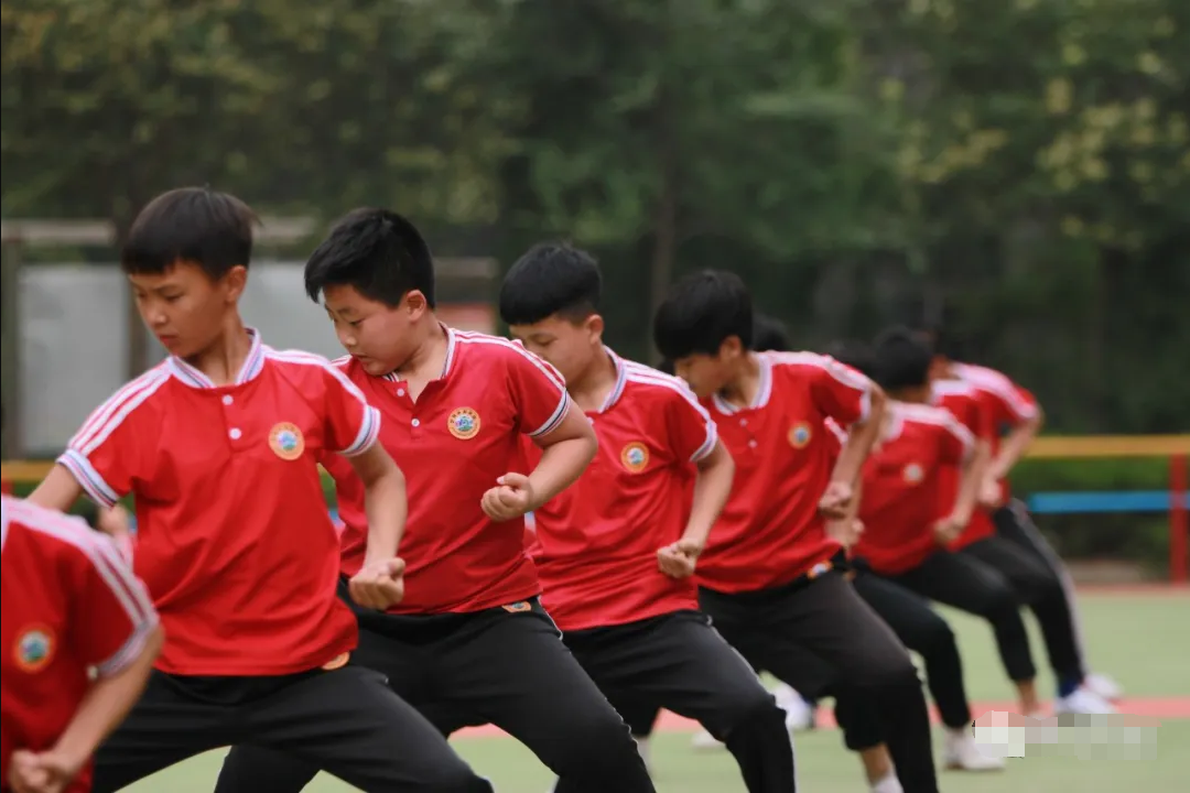 河南少林文武學(xué)校一年學(xué)費(fèi)多少？河南少林武校招生報(bào)名費(fèi)用