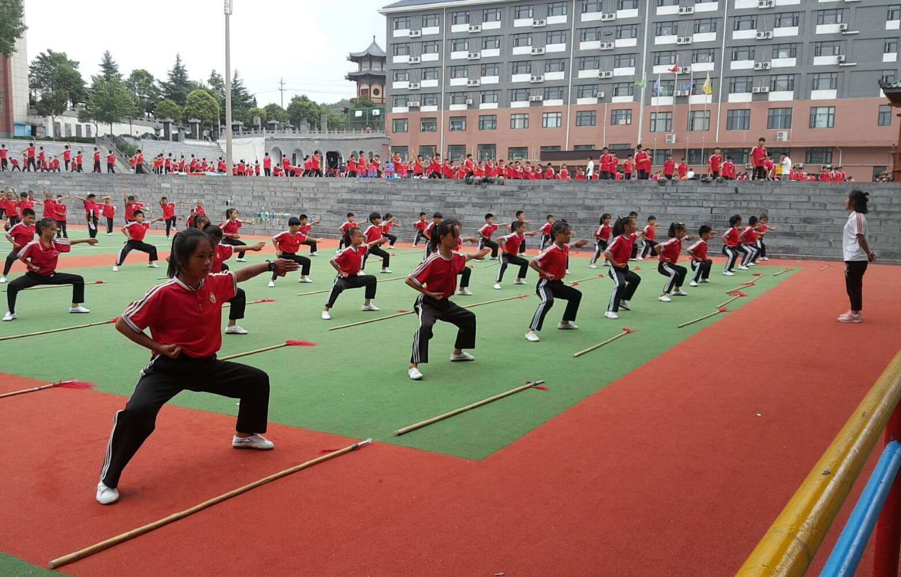 河南少林武校的學(xué)生都學(xué)習(xí)什么武術(shù)?少林學(xué)武術(shù)好不好