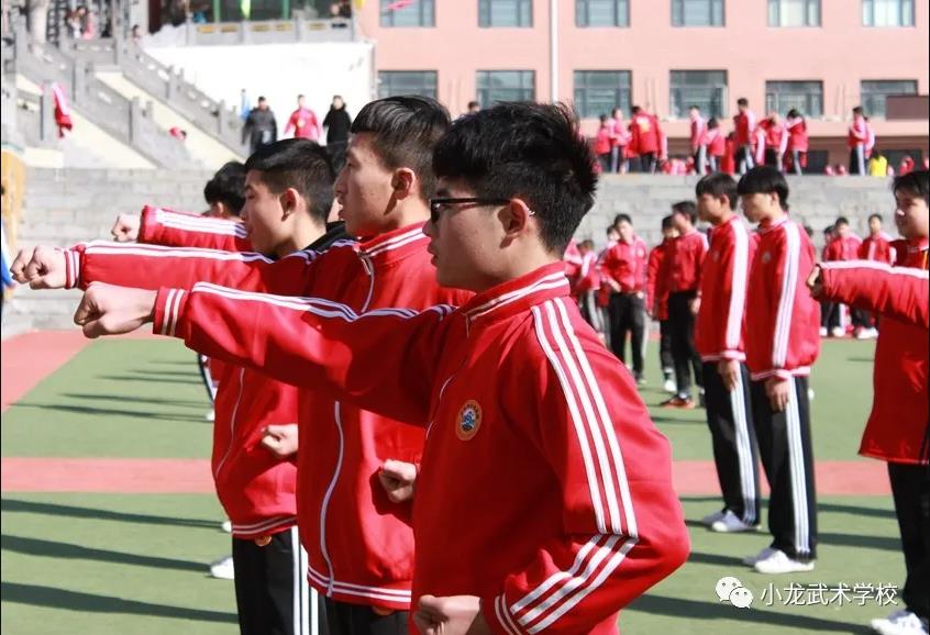 嵩山少林武校學費包括孩子的吃、住、學嗎？河南武校學費一年收取多少錢？