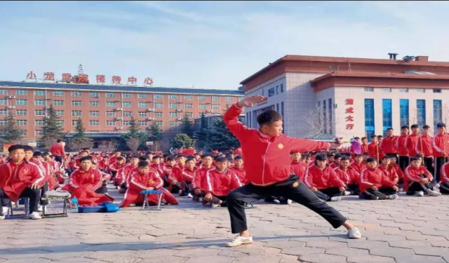 河南嵩山少林文武學(xué)校是封閉式管理嗎？可以入校參觀嗎？