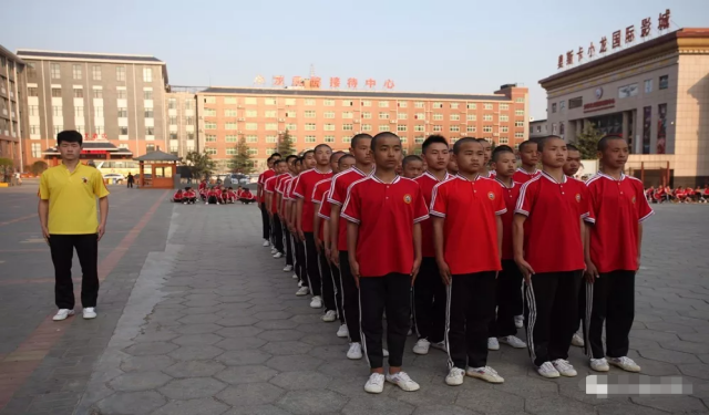 嵩山少林武術(shù)學(xué)校學(xué)費(fèi)一年多少錢(qián)？現(xiàn)在想轉(zhuǎn)到少林武術(shù)學(xué)校上學(xué)可以嗎？