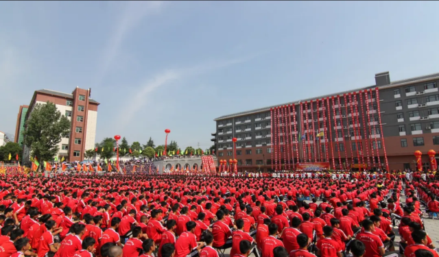 河南嵩山少林學(xué)校上學(xué)帶學(xué)武術(shù)一年學(xué)費(fèi)多少錢貴不貴？