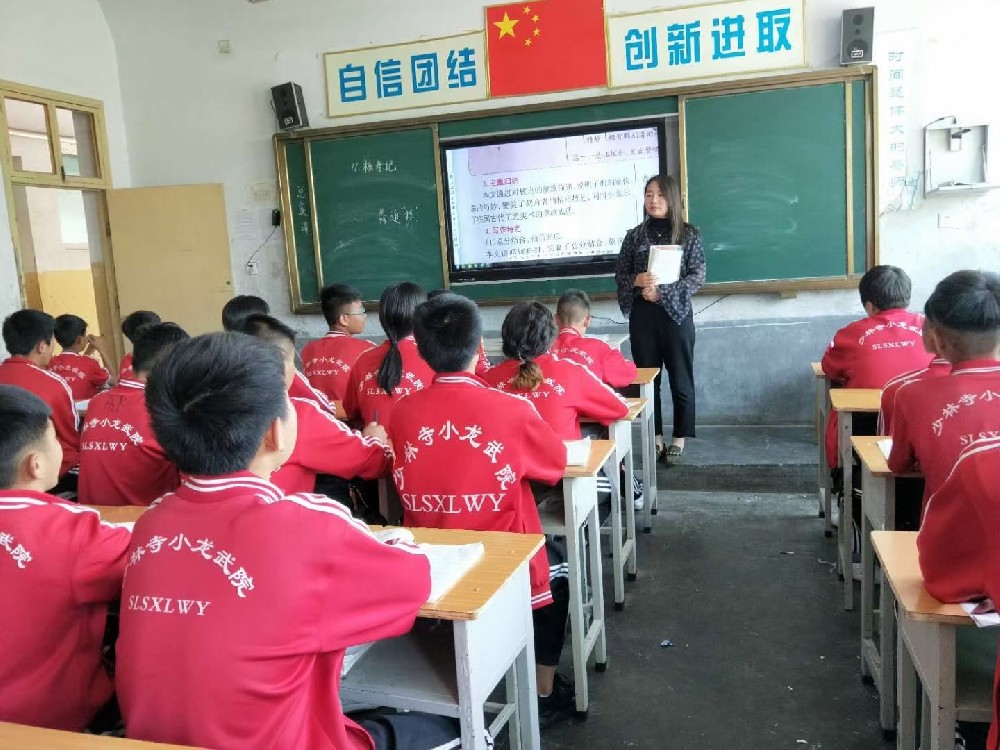 正宗嵩山少林小龍武術(shù)學(xué)校校長(zhǎng)叫什么？