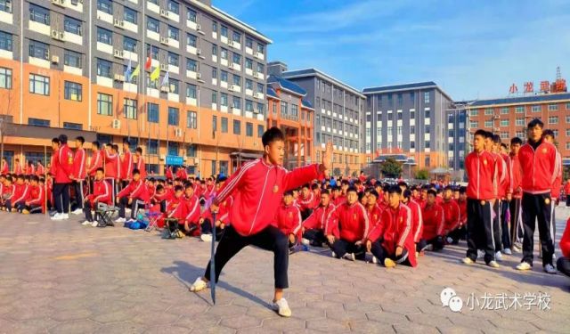 嵩山武術學校學生可以打電話嗎？