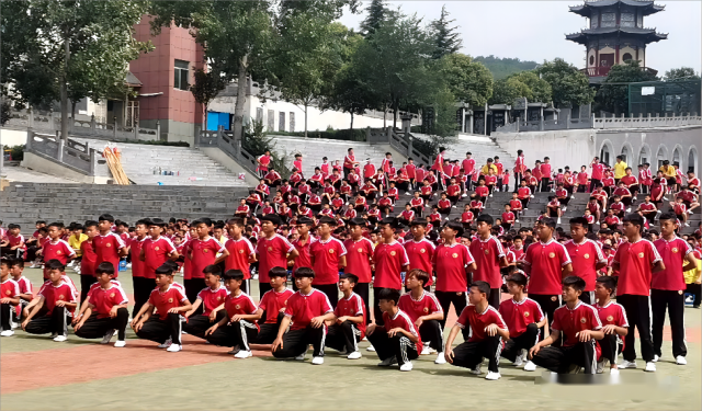 嵩山少林武校學(xué)費(fèi)中包含伙食費(fèi)嗎？在武校上學(xué)花銷大嗎？
