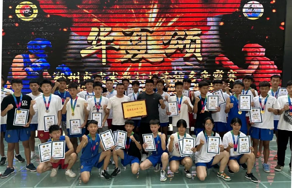 河南少林小龍武校在鄭州市武術(shù)散打搏擊爭霸賽上榮獲“團體總分第一名”