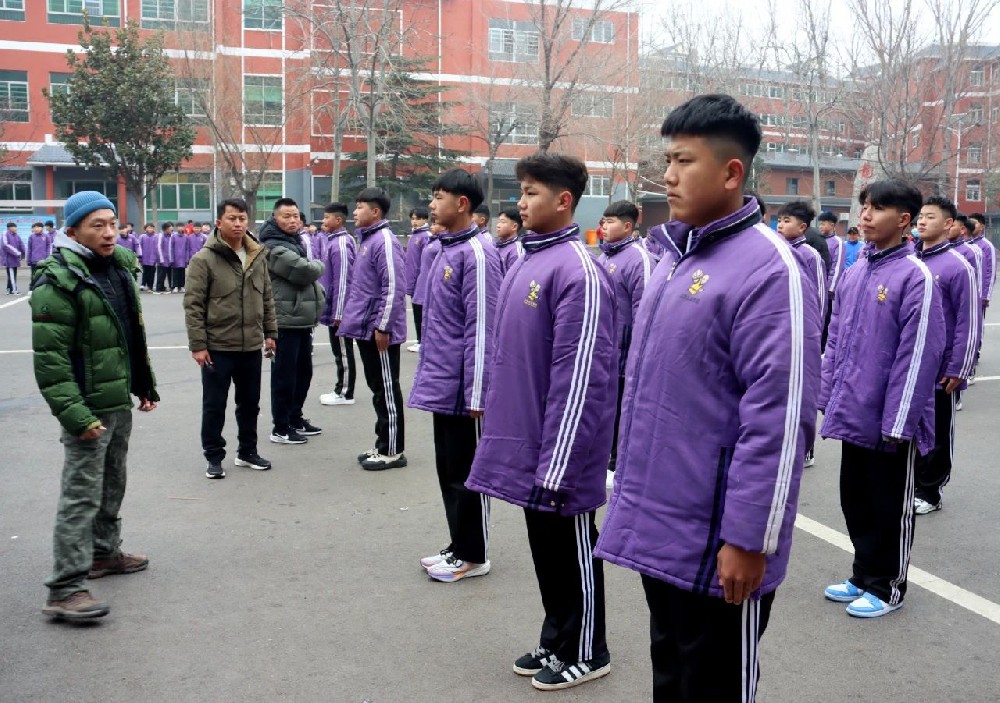 少林小龍武校300名學(xué)生入選某院線電影劇組，正在進(jìn)行開機(jī)前的排練