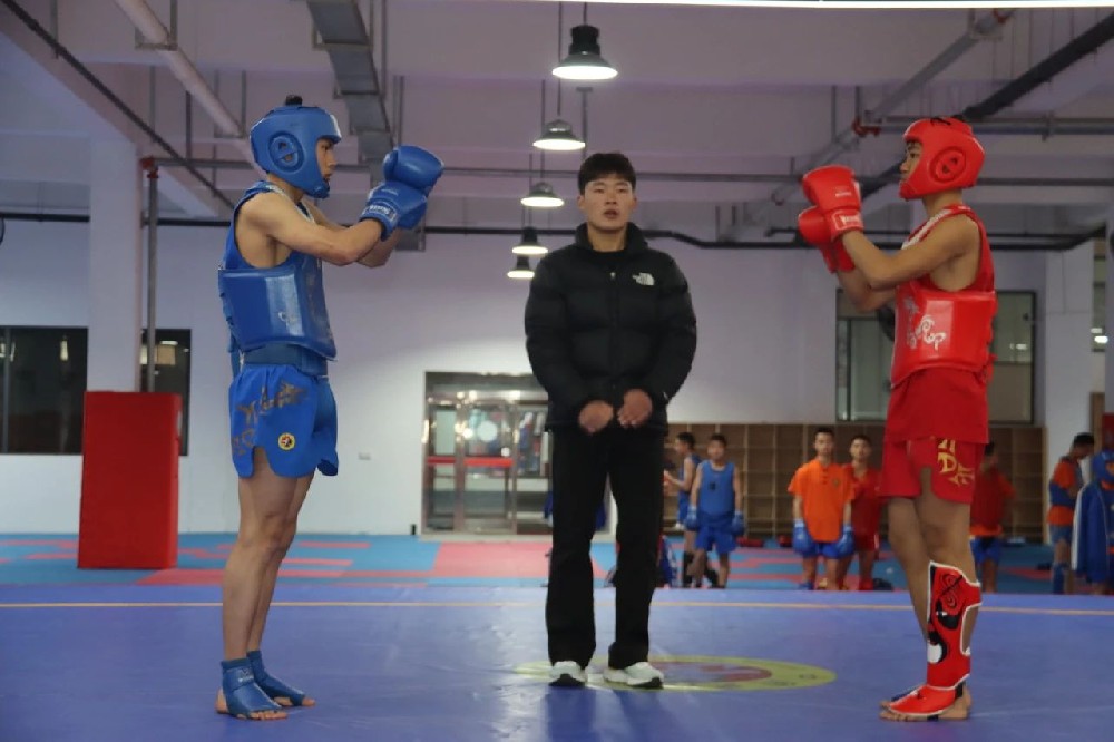 少林小龍武校舉辦散打友誼交流賽，三校學(xué)子以武會友