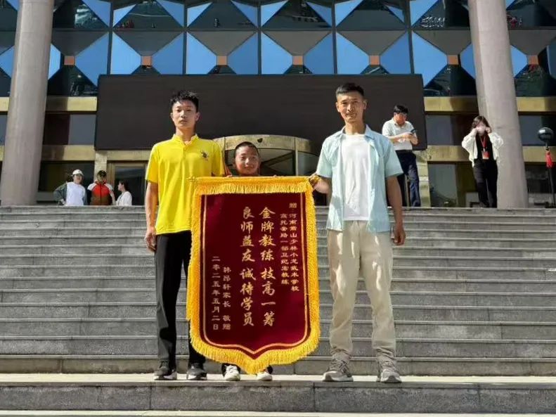 家長來少林小龍武校度假期 感恩教練送錦旗