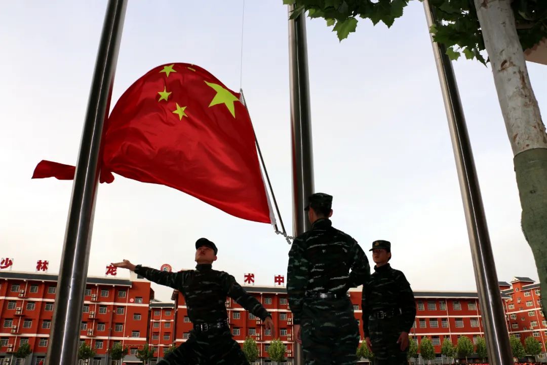 少林小龍武校舉行“科技創(chuàng)新 引領(lǐng)未來(lái)”主題升國(guó)旗儀式