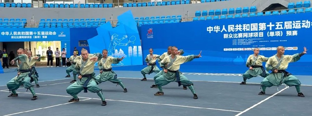 少林小龍武校武術(shù)表演驚艷十五運預(yù)賽開幕式 《功夫天下》秀燃爆網(wǎng)球賽場