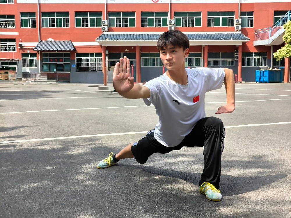 少林小龍武校表演部學(xué)生張南旭：以武為翼 逐夢(mèng)前行