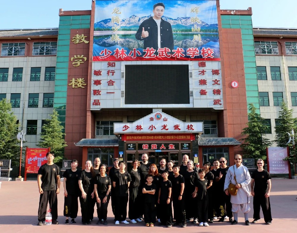 20余名美國(guó)武術(shù)愛好者齊聚少林小龍武校 開啟少林功夫研學(xué)之旅