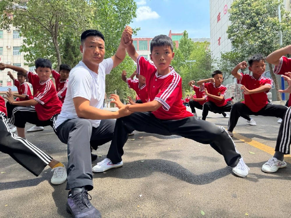 汗水鑄武夢(mèng)，拼搏詮青春——小龍武校高托套路三部學(xué)子全力備戰(zhàn)第76屆校運(yùn)會(huì)