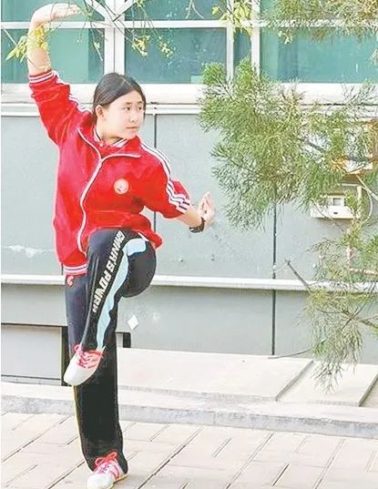今日《鄭州日報》文體新聞版頭題報道少林小龍武校競訓(xùn)套路代表隊學(xué)生何埡梅的武學(xué)逐夢之路