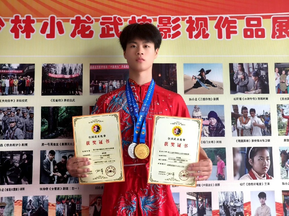 少林小龍武校表演部學(xué)生袁洛瀚武途勵志展鋒芒