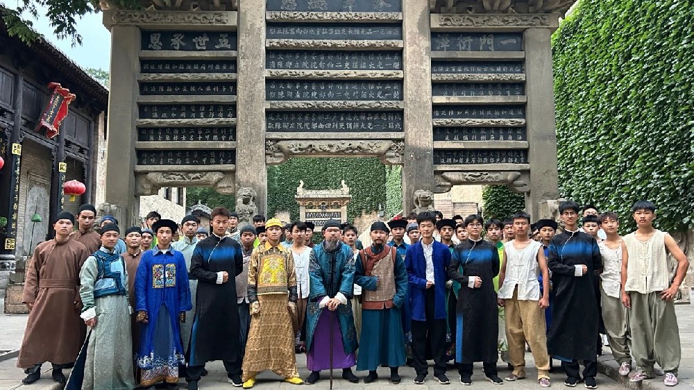 少林小龍武校學(xué)生參加演出明清古堡實(shí)景融入劇《再回相府》