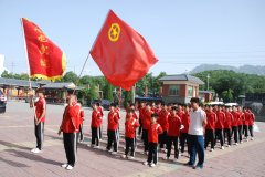 小龍武院團(tuán)員志愿者在嵩陽景區(qū)撿拾白色垃圾凈化景區(qū)環(huán)境